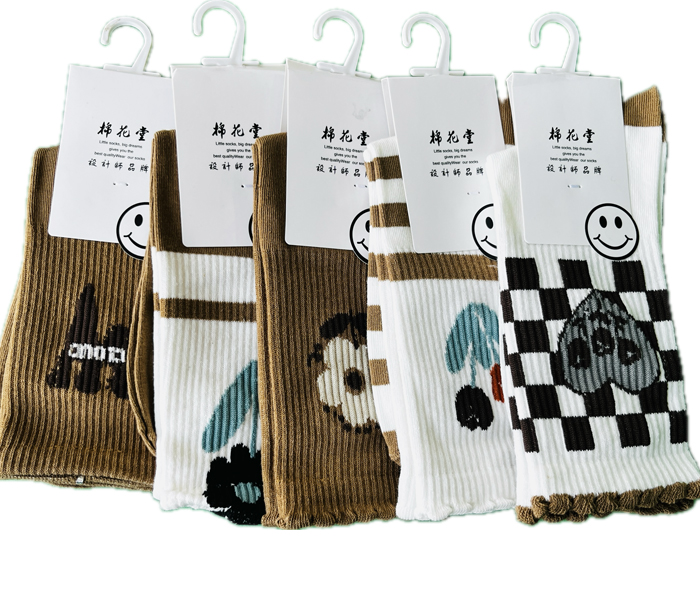 socks-2002 جوراب نخی ساقدار زنانه طرح گل قهوه ای سفید